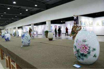 景德鎮(zhèn)陶瓷大學(xué)客座教授鄭海鷗率團(tuán)赴贛開展書畫交流活動(dòng)
